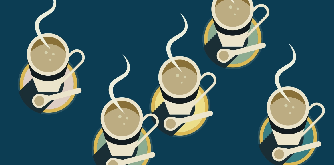 Illustrasjon som viser fem rykende varme kaffekopper på en mørk blå bakgrunn.