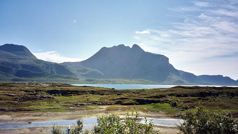 Bildet viser fjellet Dønnmannen i horisonten.