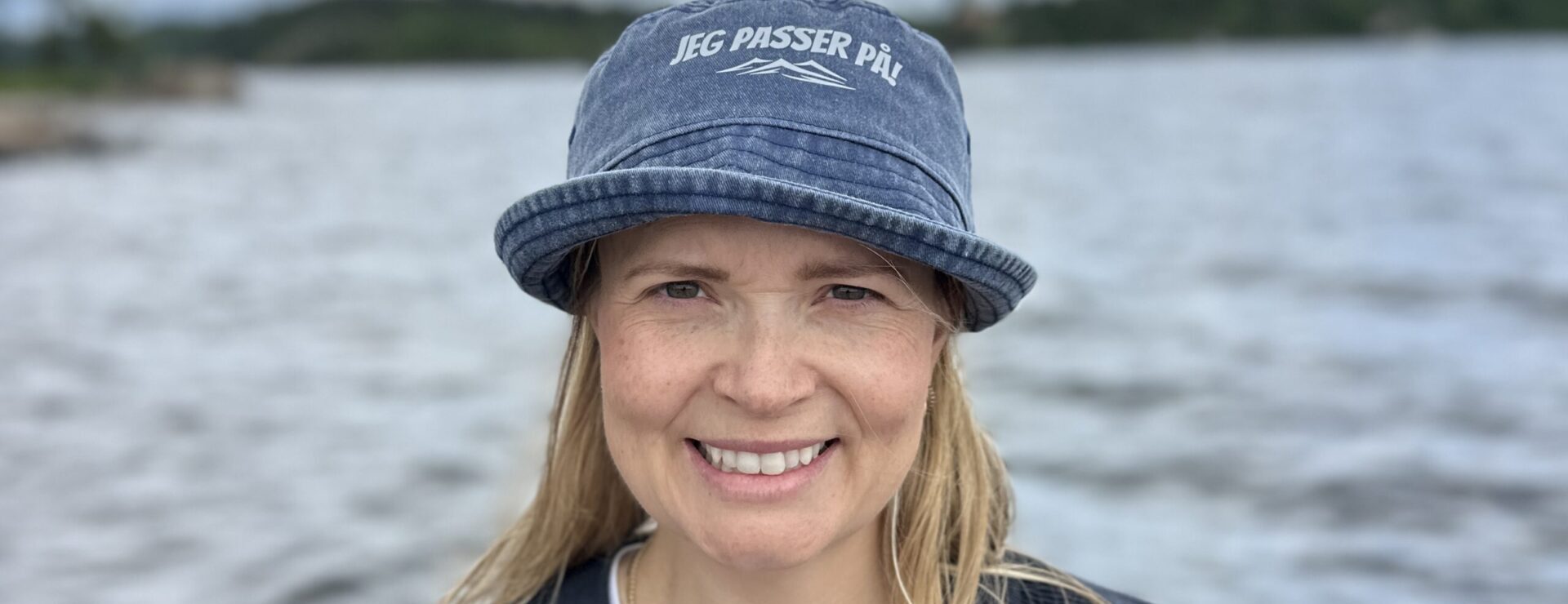 Kvinne med hatt med teksten Jeg passer på